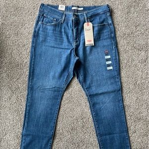 Levi’s 311 Shaping Skinny Jean in a medium wash. Size 16WS